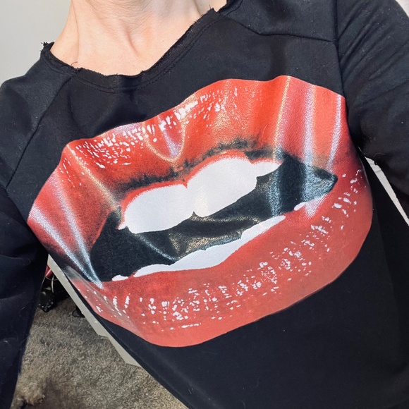 🔥2/$10 |•579•| Long Sleeve Sweatshirt w/ Lips - Picture 5 of 9